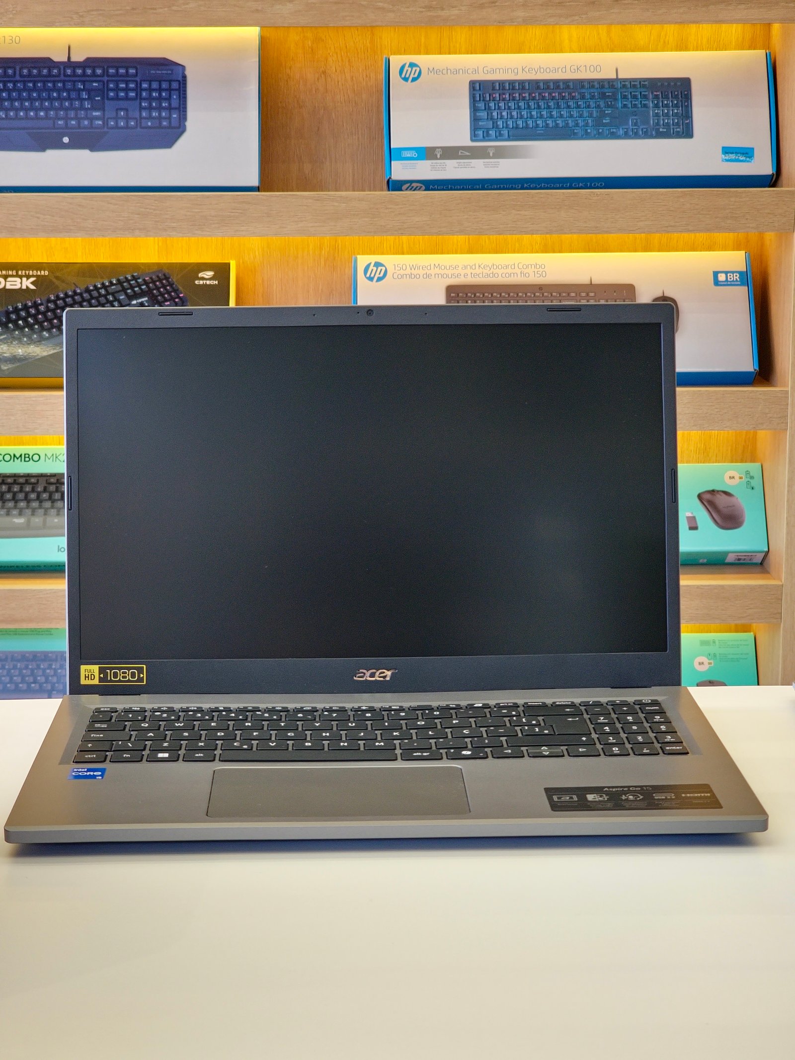 Notebook sobre mesa clara
